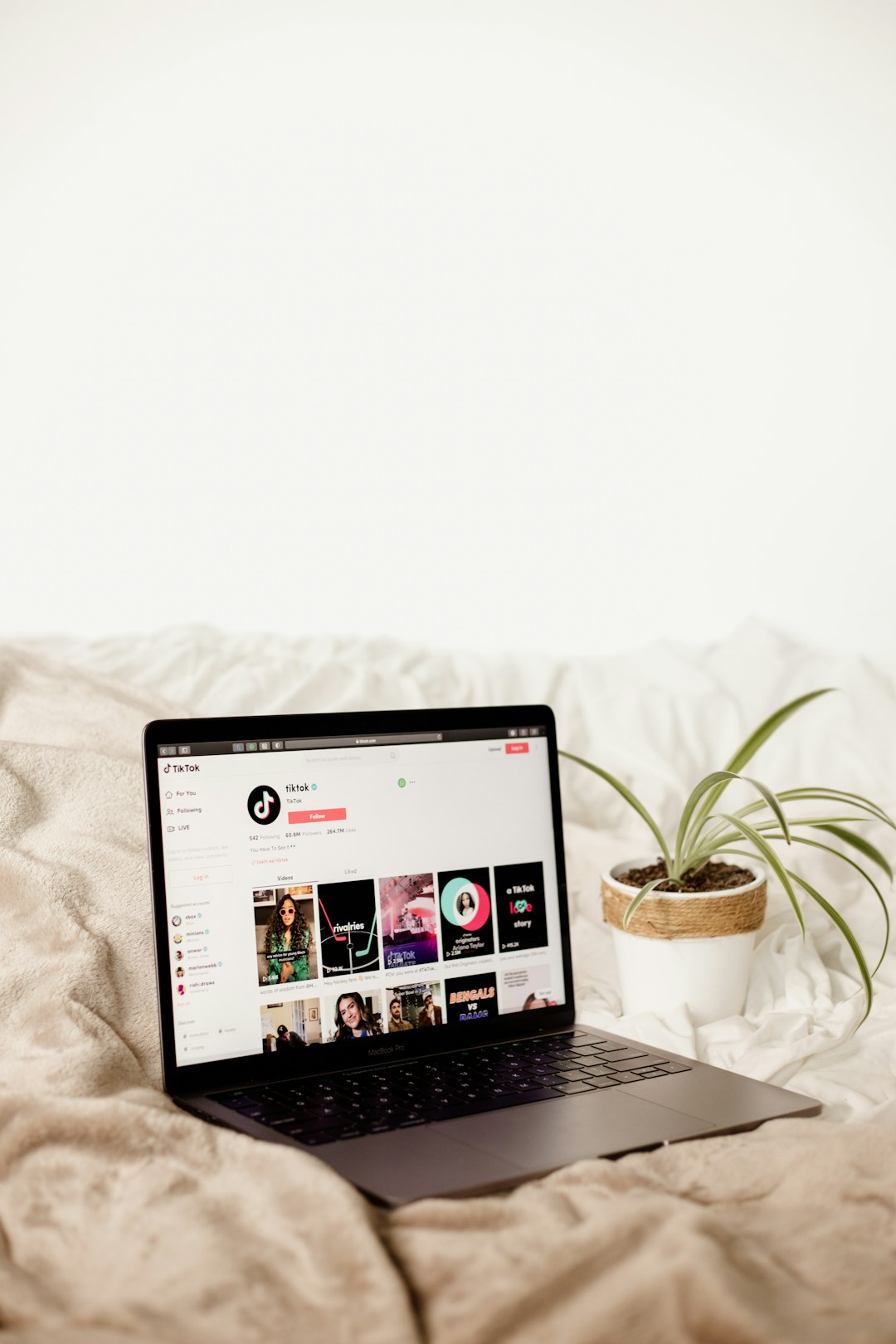 a-laptop-computer-sitting-on-top-of-a-bed-imgl2vpydsk